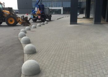 Дизайнерские бетонные полусферы: от утилитарных ограничителей до элементов искусства