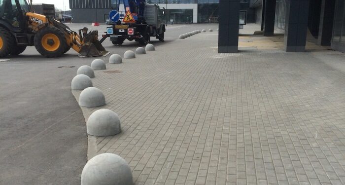 Дизайнерские бетонные полусферы: от утилитарных ограничителей до элементов искусства