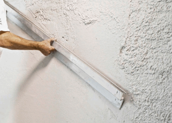 Способы и технология выравнивания стен штукатуркой