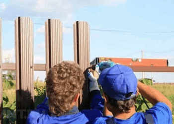 Монтаж забора из евроштакетника: требования, правила и советы