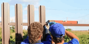 Монтаж забора из евроштакетника: требования, правила и советы