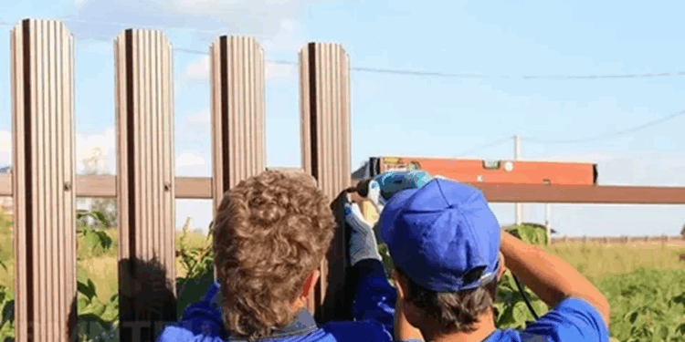 Монтаж забора из евроштакетника: требования, правила и советы