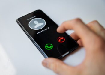 Как быстро и правильно определить мошеннический номер телефона, чтобы защитить свои данные и деньги