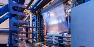 Преимущества самоклеящей пленки в производстве и применении для различных поверхностей