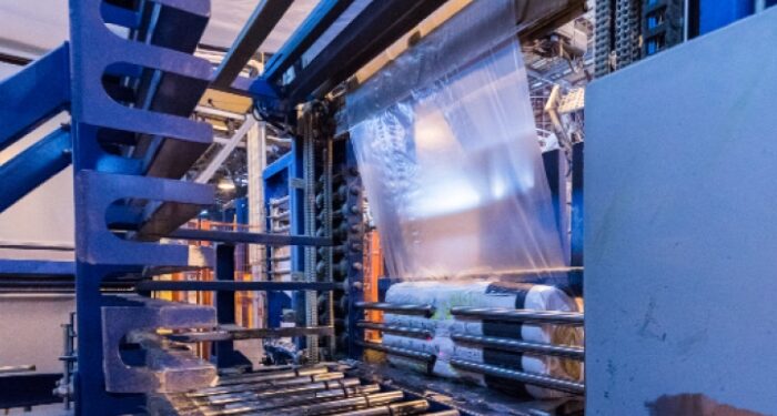 Преимущества самоклеящей пленки в производстве и применении для различных поверхностей