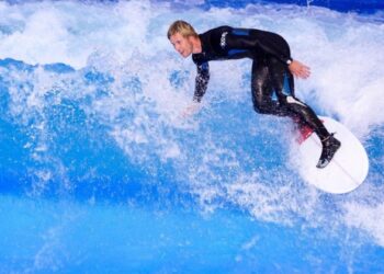 Полное руководство по обучению серфингу и выбору необходимого снаряжения для начинающих