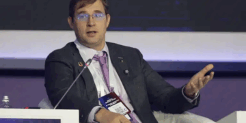 Курс тенге укрепился, а в сети паника: почему разговоры о санкциях и «картах без документов» не имеют под собой оснований