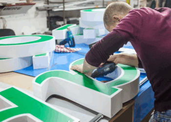 Полное руководство по выбору, требованиям и изготовлению рекламных вывесок для бизнеса