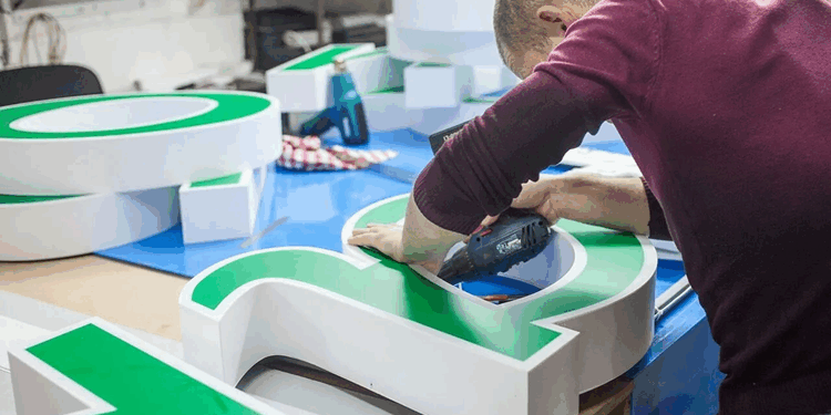 Полное руководство по выбору, требованиям и изготовлению рекламных вывесок для бизнеса