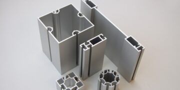 Распиловка витражных алюминиевых конструкций для экономии строительства