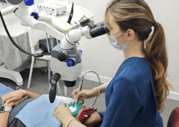 Преимущества и правила проведения лечения зубов под микроскопом для высокой точности