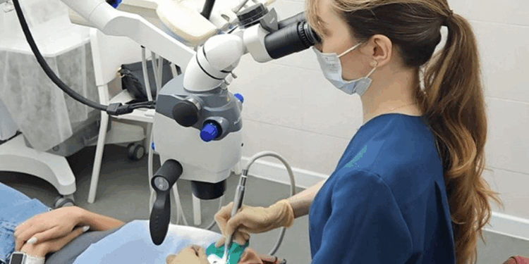 Преимущества и правила проведения лечения зубов под микроскопом для высокой точности