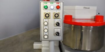 Почему тестомесильная машина помогает экономить?