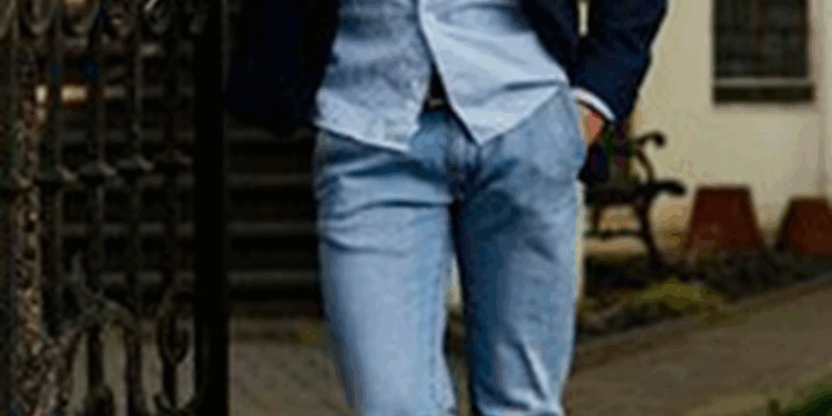 Как подобрать и купить женскую демисезонную ветровку: с капюшоном или без?