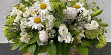 Какие цветы выбрать учителю и советы по красивому вручению