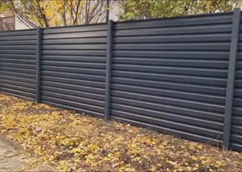 Забор из профлиста: плюсы материала и пошаговая установка своими руками